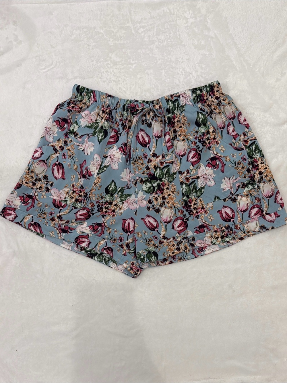 It’s Me Women’s Floral Shorts Size Large